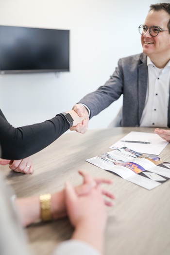 PIA Berater und Kunde geben sich die Hand
